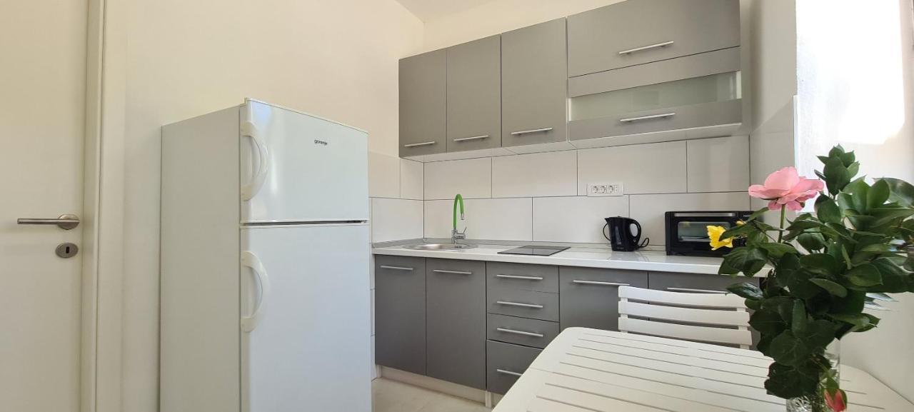 Apartments Ana I Ante Милна Екстериор снимка